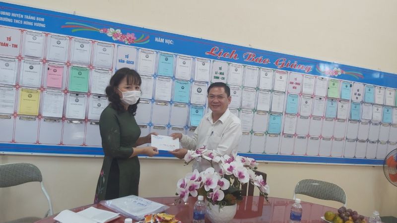 Đo&agrave;n l&atilde;nh đạo của HU-UBND-UBMTTQVN huyện Trảng Bom về thăm v&agrave; tặng qu&agrave; nh&acirc;n ng&agrave;y đầu ti&ecirc;n to&agrave;n trường đi học trở lại.