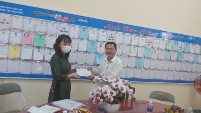 Đo&agrave;n l&atilde;nh đạo của HU-UBND-UBMTTQVN huyện Trảng Bom về thăm v&agrave; tặng qu&agrave; nh&acirc;n ng&agrave;y đầu ti&ecirc;n to&agrave;n trường đi học trở lại.